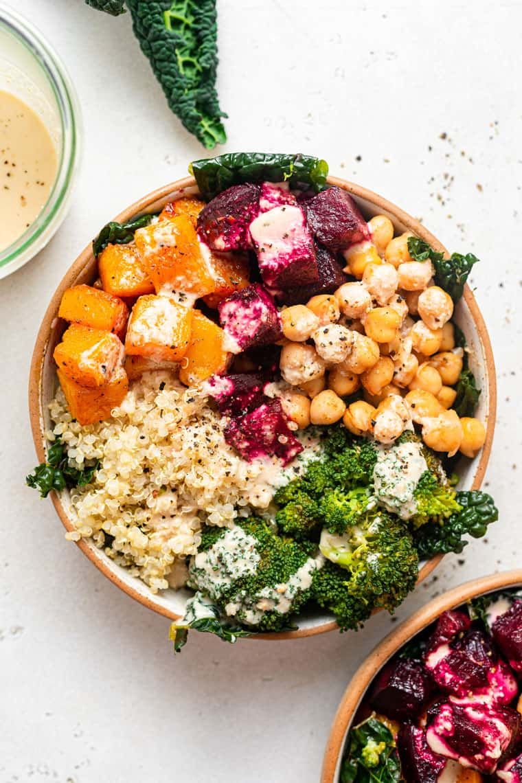 Quick and Simple Mediterranean-Style Quinoa Bowl: An Easy and Nutritious Meal for Busy Weeknights.